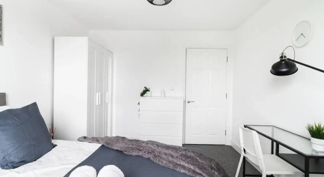Livestay - One Bed Apt, Free Parking, Sleeps 4, Забронировать Отель Отели Бакингемшир с парковкой, Парковка