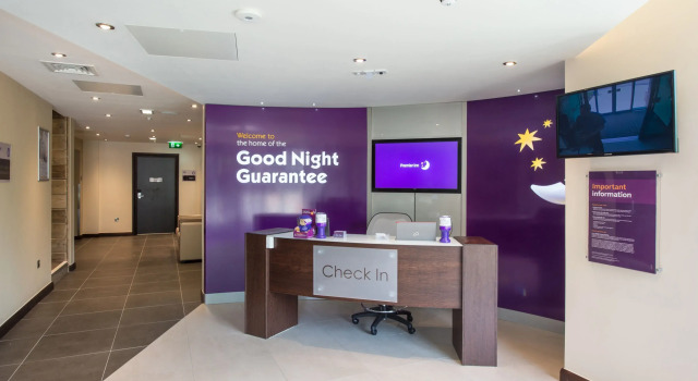 Premier Inn Farnborough Town Centre, Rezervovat Hotel Farnborough Surrey