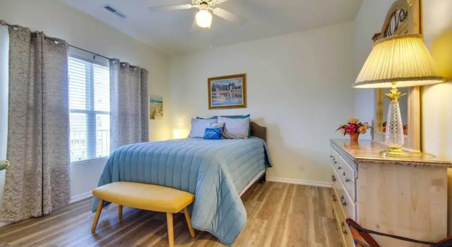 Lakefront Osage Beach Condo: Dock Your Boat Here!, Забронировать Отель Отели в центре Осейдж-Бич, в центре