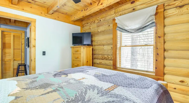 Коттедж с 3 комнатами Cozy Family Cabin w/ Hot Tub ~ 4 Mi to Dollywood!