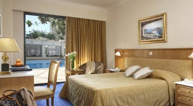 Трёхместный номер Executive Royal Olympic Hotel