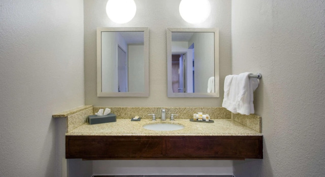 Четырёхместный номер Standard с видом на горы La Quinta Inn by Wyndham Roanoke Salem