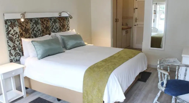 Двухместный номер Standard с видом на бассейн Oceans Hotel & Self Catering
