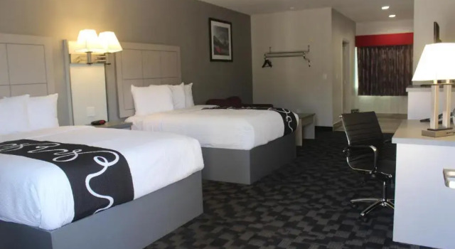 Люкс Deluxe Paris Inn & Suites