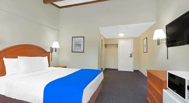 Двухместный Studio Suite Travelodge by Wyndham Lima OH