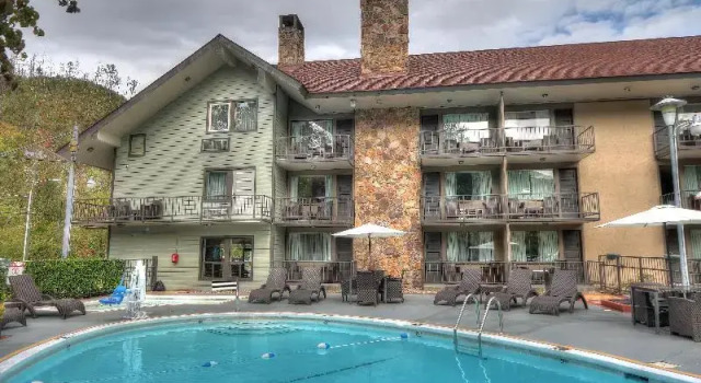 Номер Standard River Edge Inn