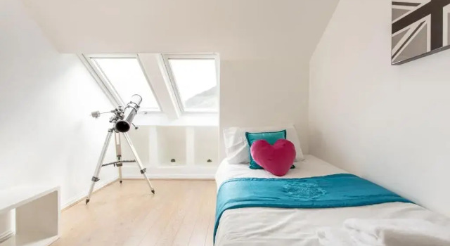 City Centre House - 5 Bedrooms - Sleeps 9, Забронировать Отель Отели Эдинбурга с парковкой, рядом с Национальный музей Шотландии, Парковка