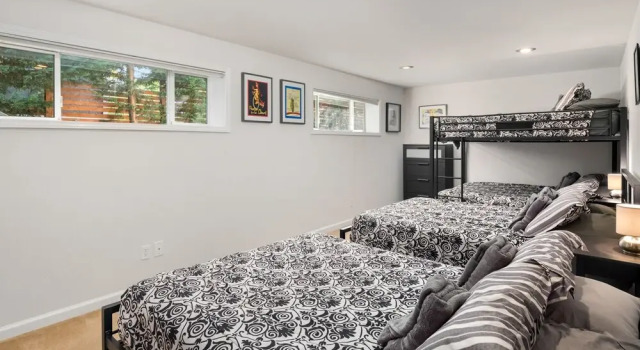 Коттедж Deluxe с 3 комнатами Seattle Vacation Home: The Big Top