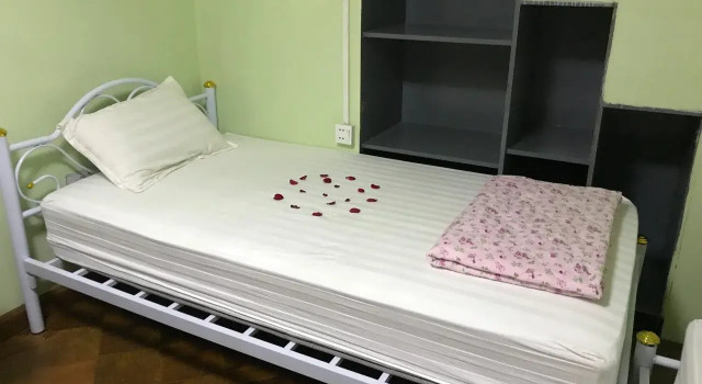 Little Monkey Hostel, Забронировать Хостел Отели Янгон с парковкой, рядом с Sein Yaung Chi Pagoda, Парковка