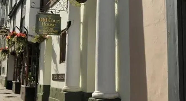 Трёхместный семейный номер Standard Мансарда The Old Court House Guest House