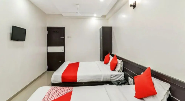 OYO 12053 Hotel Shri Govind, Забронировать Отель Ширди штат Махараштра, рядом с Железнодорожный вокзал Сайнагар