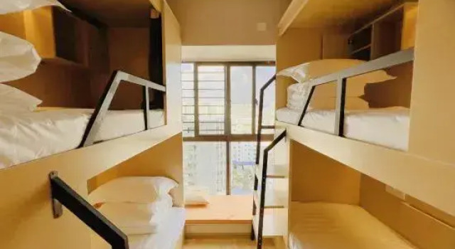 Кровать в общем номере (мужской номер) LinzhiJu Youth Hostel