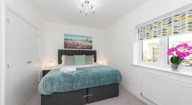 Greenfield's - New Modern 3 Bedroom Home - Johnstonen Close, Bracknell, Забронировать Отель Брэкнэлл Беркшир, рядом с Bracknell Forest Council