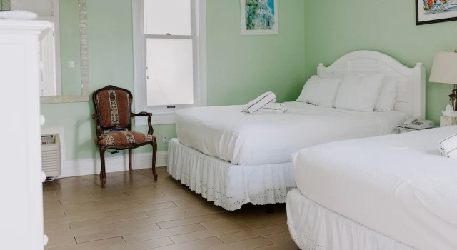 Четырёхместный номер Standard Цокольный этаж с видом на бассейн Amsterdam's Curry Mansion Inn