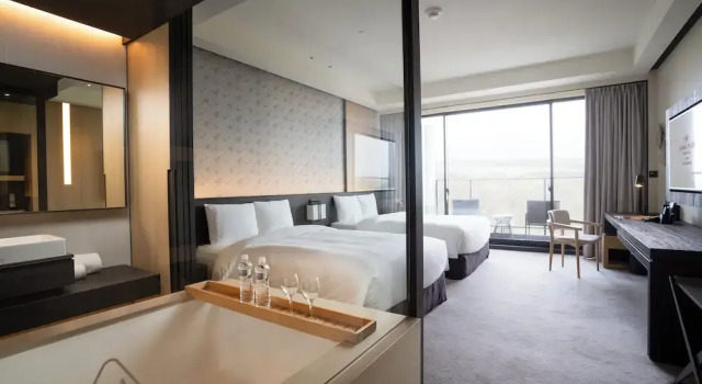 Четырёхместный семейный номер Standard с балконом и с видом на реку Crowne Plaza Tainan by IHG