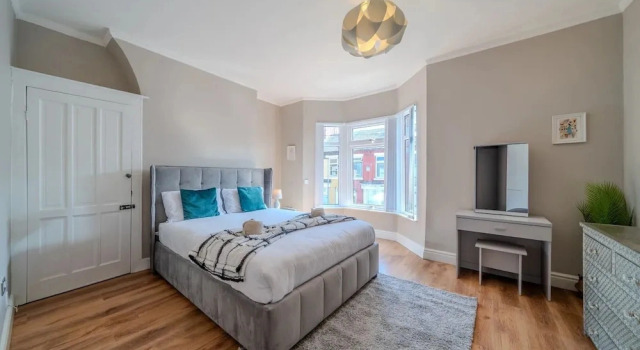 Sleeps 6 Spacious 3 Bed House w/ Free Parking, Забронировать Дом для отпуска Виллы Ливерпуля, рядом с Liverpool Football Club, Вилла
