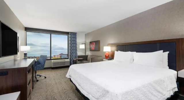 Люкс с видом на воду Hampton Inn & Suites Fort Wayne Downtown