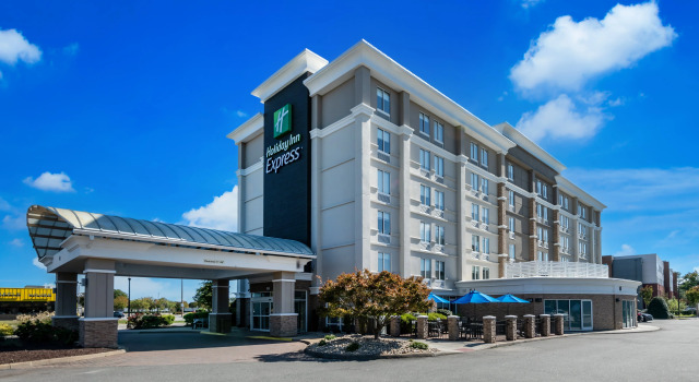 Holiday Inn Express Hotels- Hampton, Book Hotel Hoteller i Hampton med pool, Swimmingpool