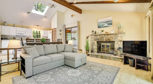 Clifton Township Home w/ Deck & Heated Sunroom!, Buchen Sie Hotel Gouldsboro Pennsylvania