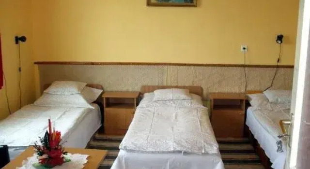 Lugas Szallas, Book Hotel Jaszbereny 