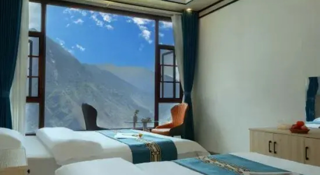 Кровать в общем номере (мужской номер) с красивым видом из окна Amy´s Inn