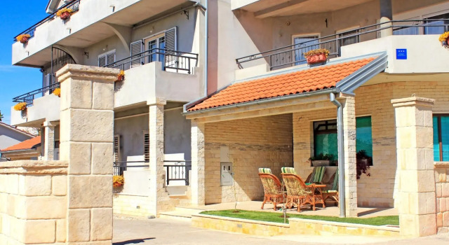 Apartments Old Stone, Забронировать Апартаменты/квартира Отели в центре Сукошан, в центре, Парковка