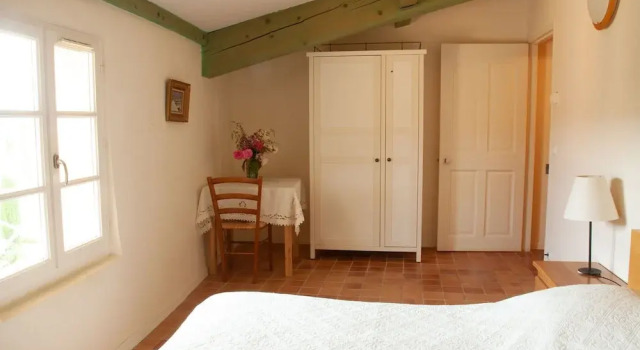 The Awning Housecosy Holiday Home in Rustrel With Swimming Pool, Book Hotel Hoteller i Rustrel med parkering, Parkering