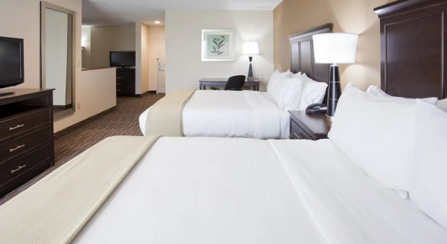 Четырёхместный люкс Holiday Inn Express & Suites Willmar by IHG