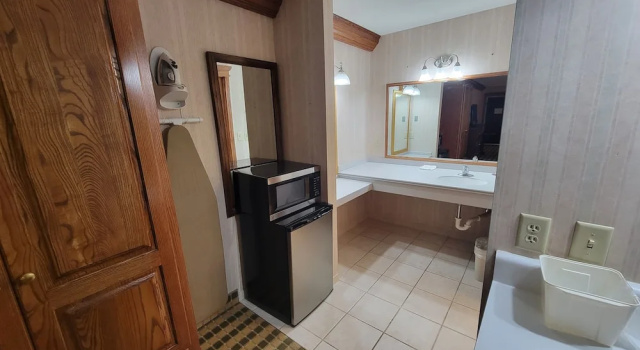 Четырёхместный номер Standard Цокольный этаж Ramada by Wyndham Saginaw Hotel & Suites