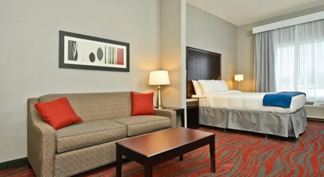 Люкс Holiday Inn Express & Suites Utica by IHG