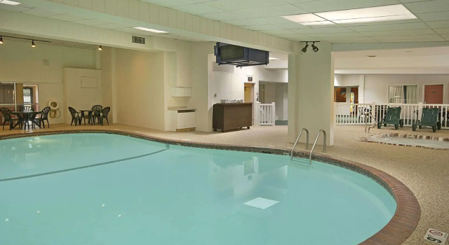 Кровать в общем номере Quality Inn St Paul-Minneapolis-Midway