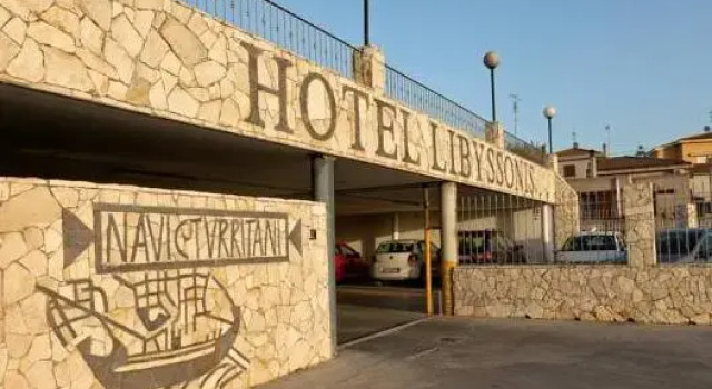 Кровать в общем номере Hotel Libyssonis
