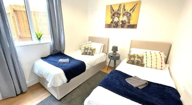 Spacious 2-bed Apartment With Hot tub and Parking