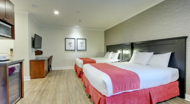 Номер Standard Strathcona Hotel