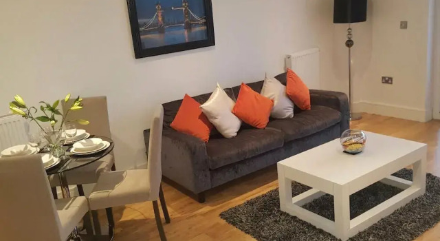 2 Bedroom Apartment on the River Thames