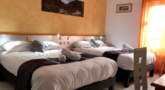 Четырёхместный номер Comfort Logis Hôtel Restaurant Bellevue