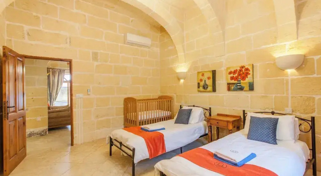 Семейный коттедж Centre Island Gozitan Farmhouse & Pool - Happy Rentals