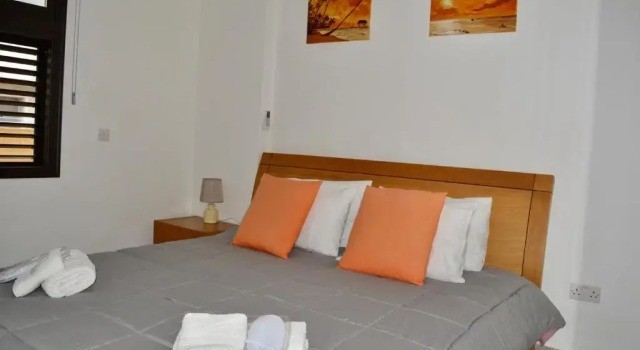 Queens Gardens - Kato Paphos - next to Kings Ave Mall --- by Yiota, Rezerwuj Hotel Hotele w Pafos z parkingiem, w pobliżu Paphos Archaeological Park, Parking