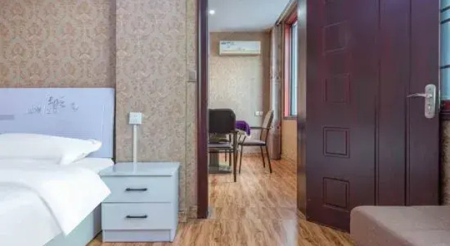 Suite Xianglong Business Hotel (Xinyang Railway Station Tianrun Plaza)