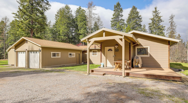 Коттедж Columbia Falls Private Retreat: Pool Table & Deck!