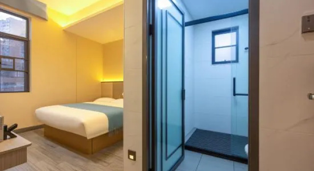 Четырёхместный семейный люкс с 2 комнатами Luoding City Story Hotel