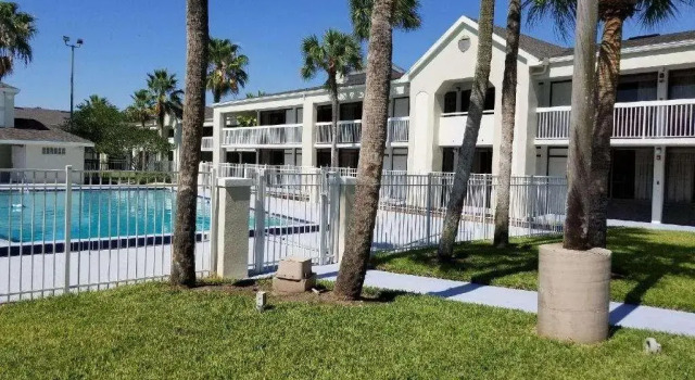 Кровать в общем номере GreenPoint Hotel Kissimmee