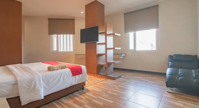 RedDoorz near Pasar Baru Bandung, Book Hotel Hotels in Bandung with Parking, near Bandung Indah Plaza, Parking