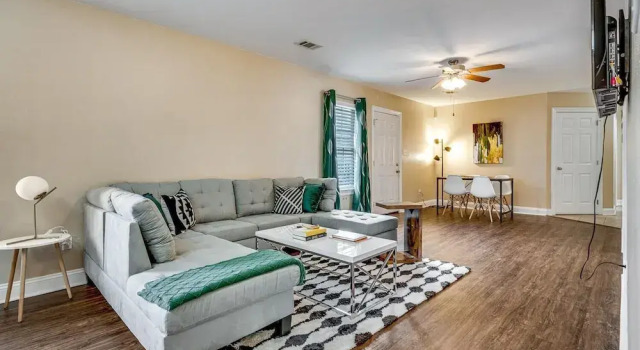 Lasalle 1a/2a · Enormous Gated Apartments Perfect for Groups!, Забронировать Апартаменты/квартира Отели Нового Орлеана с парковкой, рядом с Ochsner Baptist, Парковка