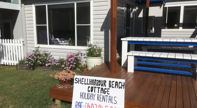 Shellharbour Beach Cottage - walk onto Patrolled beach with flags in summer, 预订 度假屋 蚬壳港 Illawarra Region