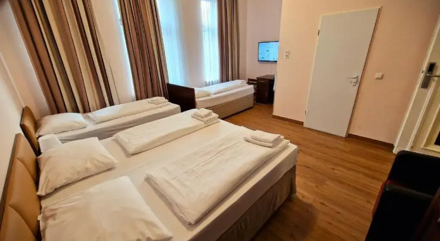 Четырёхместный номер Standard Mikon Eastgate Hotel