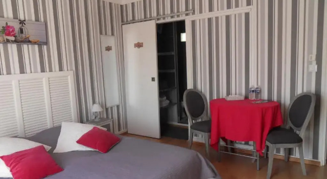 Chambres dHôtes de la Grone, Book Hotel Hotels in Vermillion Coast with a Pool, Swimming Pool