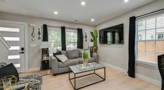 2 Mi to Uptown Charlotte: Family Home w/ Game Room, Забронировать Дом для отпуска Коттеджи Шарлотте, рядом с Концертный комплекс Fillmore Charlotte, Коттедж