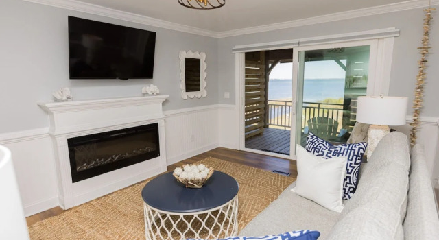 Люкс Luxury The Burrus House Inn Waterfront Suites