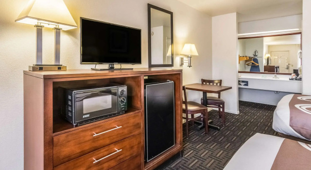 Четырёхместный номер Standard Quality Inn Fresno Near University